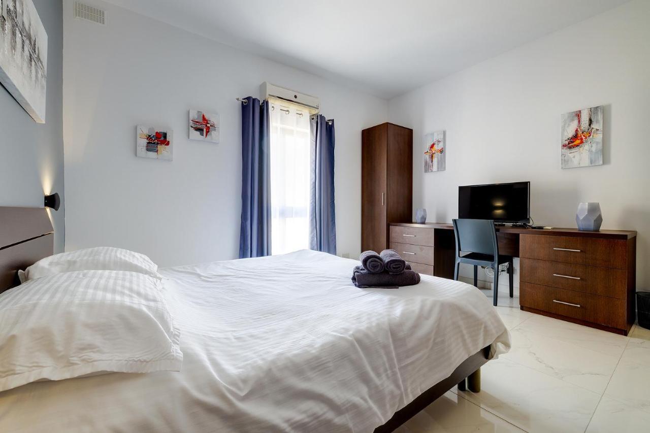 Idyllic Apartment Steps From The Promenade Sliema Esterno foto