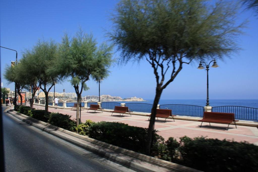 Idyllic Apartment Steps From The Promenade Sliema Esterno foto
