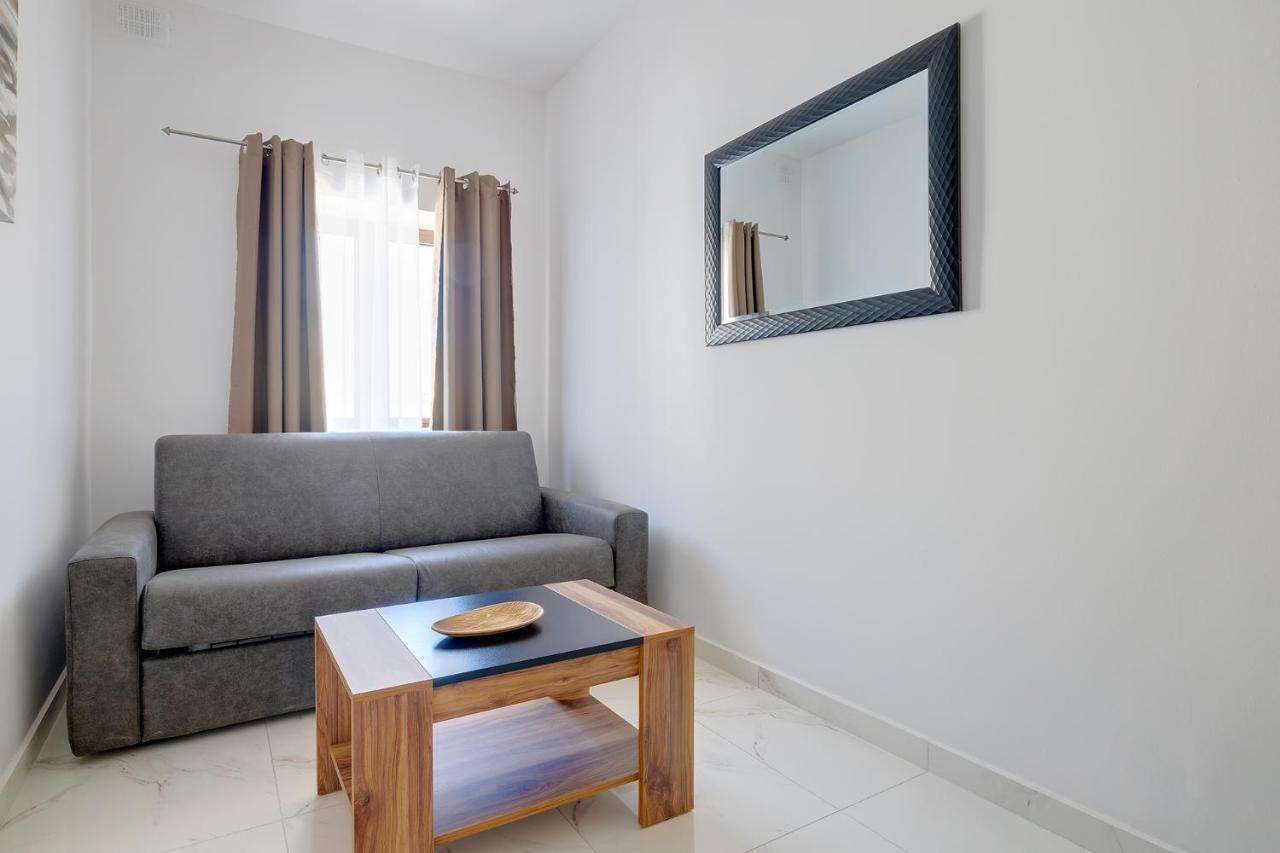 Idyllic Apartment Steps From The Promenade Sliema Esterno foto