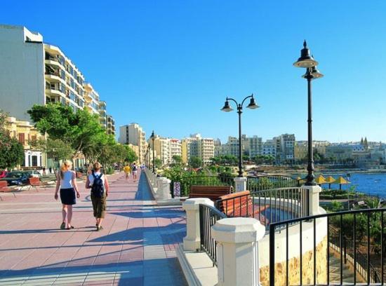 Idyllic Apartment Steps From The Promenade Sliema Esterno foto
